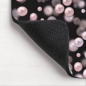 黒いベルフにピンクと白の真珠の散乱 マウスパッド (コーナー)