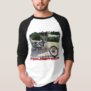 黒いペダルのチョッパーによってモーターを備えられるバイクの"菓子! " Tシャツ
