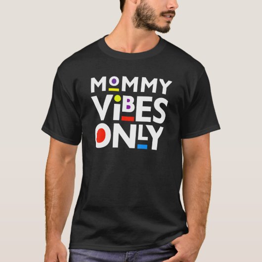 黒いママmommy vibesのみおもしろいmoms Vibeメラニン Tシャツ (正面)