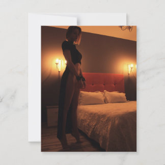 黒いマントをまとった女性が暗い部屋に立つ ポストカード