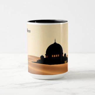 黒いモスクのドームとミナレットがベージュの砂丘の上に聳え立つ空 マグカップ