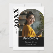 黒いモダンアーチ写真彼女はそれを卒業した 案内状 (正面)