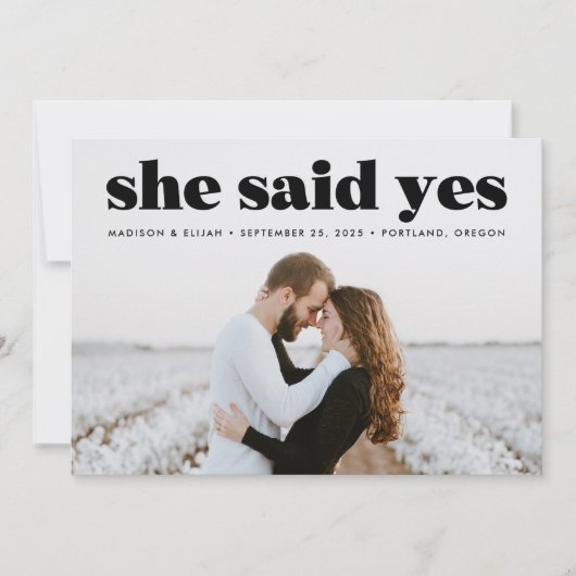 黒いモダンタイポグラフィ彼女はYes写真と言った セーブザデート (正面)