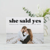 黒いモダンタイポグラフィ彼女はYes写真と言った セーブザデート (スタンド正面)