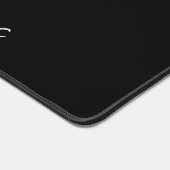 黒いモダンデスクマット上の白いスクリプト名 デスクマット (コーナー)