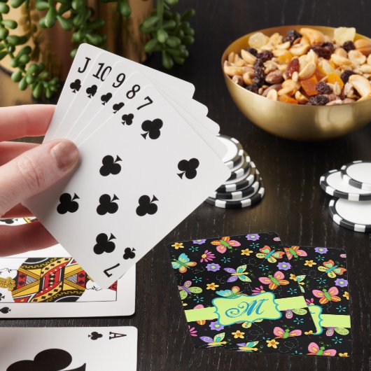 黒いモダンモノグラムの上のウィムシー蝶 トランプ (インサイチュ)