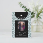 黒いモダン図形のパターン日付はがきを保存 ポストカード (スタンド正面)