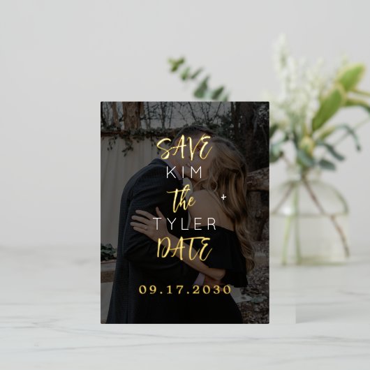 黒いモダン金ゴールド写真の結婚式の日付を保存 箔招待状ポストカード (立ち正面)