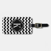 黒いモノグラムが付いている白黒シェブロン ラゲッジタグ (正面横)