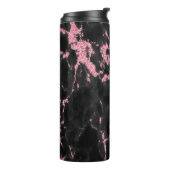 黒いモノグラムの背景にピンクのグリッター タンブラー (回転左)