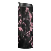 黒いモノグラムの背景にピンクのグリッター タンブラー (回転右)