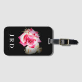 黒いモノグラムの荷物札にピンクのバラ ラゲッジタグ (正面横)