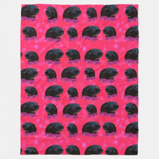 黒いモルモットがかわいいピンクのバラ フリースブランケット (正面)