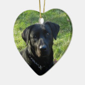 黒いラブラドル・レトリーバー犬のクリスマスのオーナメントのハート セラミックオーナメント (左)