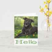 黒いラブラドル・レトリーバー犬の小犬の緑こんにちは カード (黄色い花)