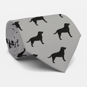 黒いラブラドル・レトリーバー犬はパターン灰色のシルエットを描きます ネクタイ