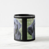 黒いラブラドル・レトリーバー犬 マグカップ (中央)