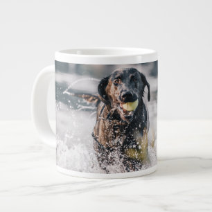 黒いラブラドールが水に入る ジャンボコーヒーマグカップ