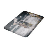 黒いラブラドールが水に入る バスマット (アングル)