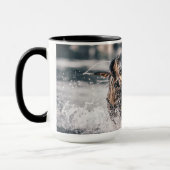 黒いラブラドールが水に入る マグカップ (左)