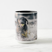 黒いラブラドールが水に入る マグカップ (中央)