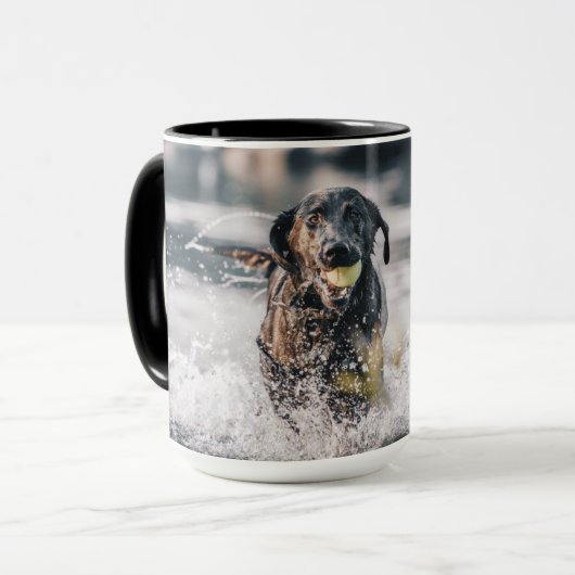 黒いラブラドールが水に入る マグカップ (正面左)