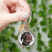 黒いラブラドールが鼻をなめる キーホルダー (手)