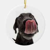 黒いラブラドールが鼻をなめる セラミックオーナメント (正面)