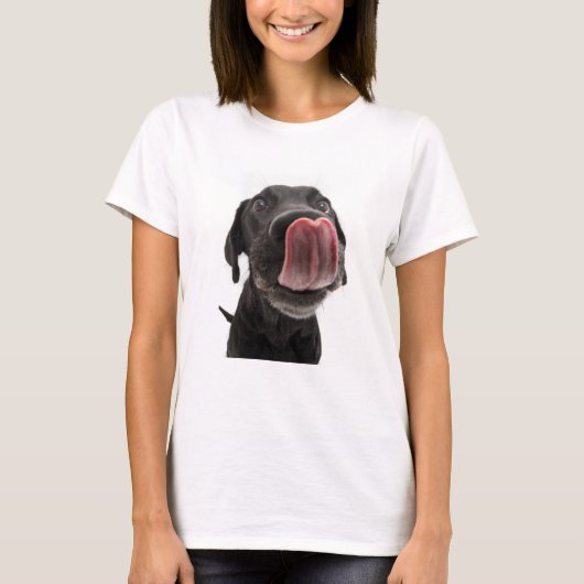 黒いラブラドールが鼻をなめる Tシャツ (正面)