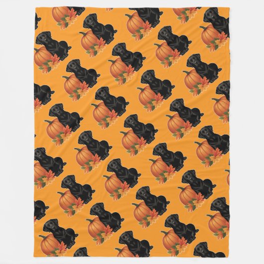 黒いラブラドールと紅葉とカボチャ フリースブランケット (正面)