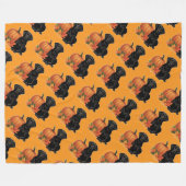 黒いラブラドールと紅葉とカボチャ フリースブランケット (正面(横))