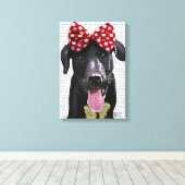 黒いラブラドールと頭に赤い弓 キャンバスプリント (インサイチュ (ウッドフロア))