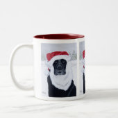 黒いラブラドールのクリスマスのサンタの帽子の絵画 ツートーンマグカップ (左)