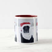 黒いラブラドールのクリスマスのサンタの帽子の絵画 ツートーンマグカップ (中央)