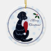 黒いラブラドールのクリスマスのサンタの帽子の雪片 セラミックオーナメント (正面)