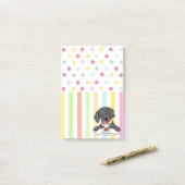 黒いラブラドールの子犬のアイスクリームのメモ ポストイット (デスク上)