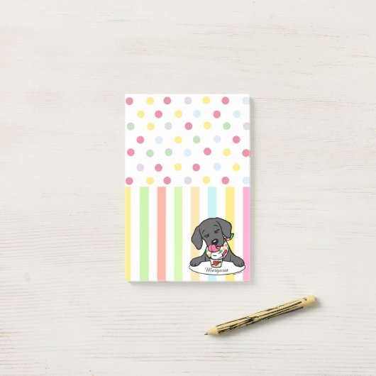 黒いラブラドールの子犬のアイスクリームのメモ ポストイット (デスク上)