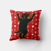 黒いラブラドールの子犬の抱擁枕 クッション (裏面)