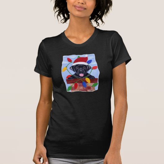 黒いラブラドールの子犬サンタ Tシャツ (正面)