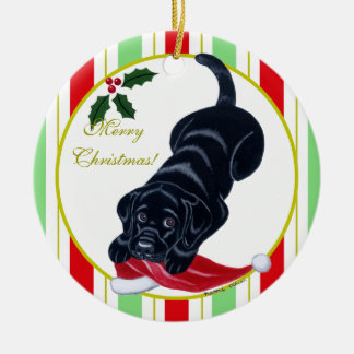 黒いラブラドールの子犬及びサンタの帽子のクリスマス セラミックオーナメント