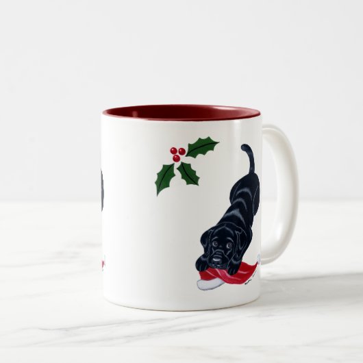 黒いラブラドールの子犬及びサンタの帽子のクリスマス ツートーンマグカップ (正面右)