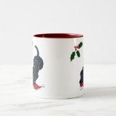 黒いラブラドールの子犬及びサンタの帽子のクリスマス ツートーンマグカップ (中央)