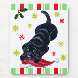 黒いラブラドールの子犬及びサンタの帽子のクリスマス マウスパッド