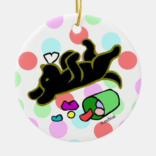 黒いラブラドールの漫画の水玉模様のオーナメント セラミックオーナメント (正面)