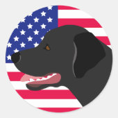 黒いラブラドールプロファイル米国国旗 ラウンドシール (正面)