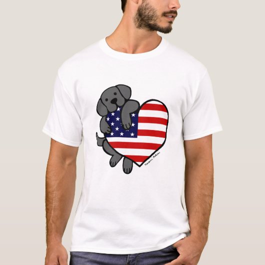 黒いラブラドール及び米国の旗のハート2の漫画 Tシャツ (正面)