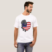 黒いラブラドール及び米国の旗のハート2の漫画 Tシャツ (正面フル)