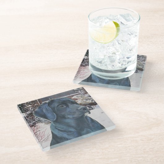 黒いラブラドール犬の生き生きとしたポートレート写真 ガラスコースター (アングル)