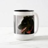 黒いラブラドール2はマグにある調子を与えました ツートーンマグカップ (正面右)