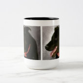 黒いラブラドール2はマグにある調子を与えました ツートーンマグカップ (中央)